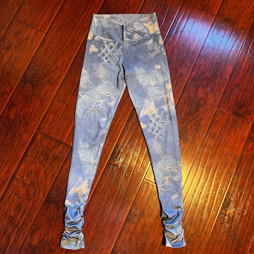 Mika Yoga Wear Blue and Yellow Ruched Artsy Leggings